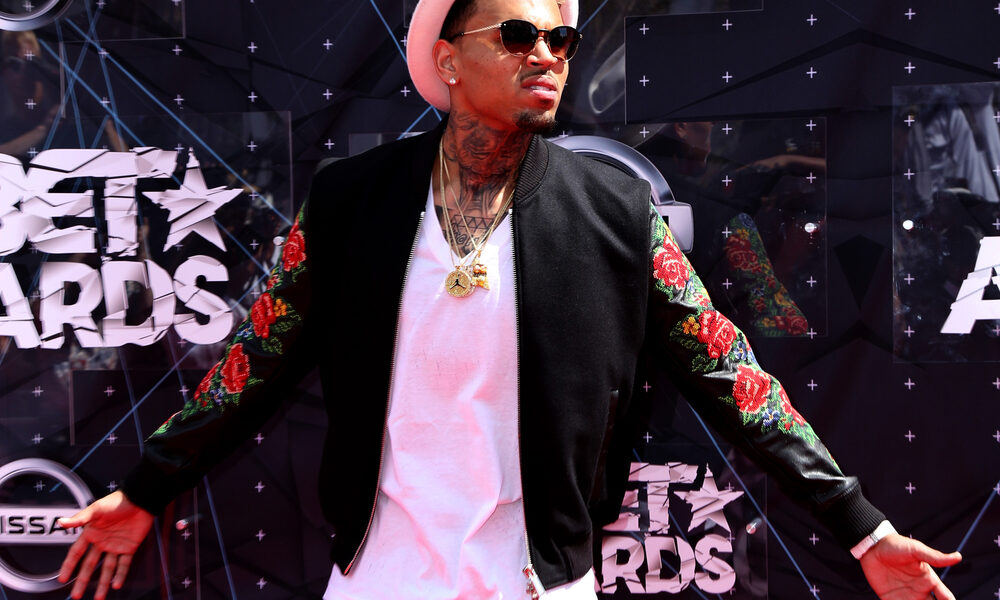 Chris Brown Hurls Fans Phone Into Crowd The Beat